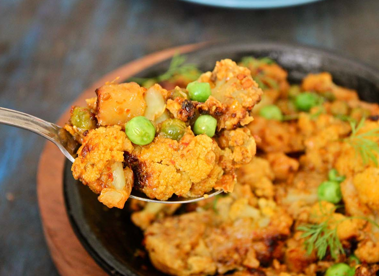 Aloo Gobi Aur Mater (Cauliflower with Potatoes and Peas)